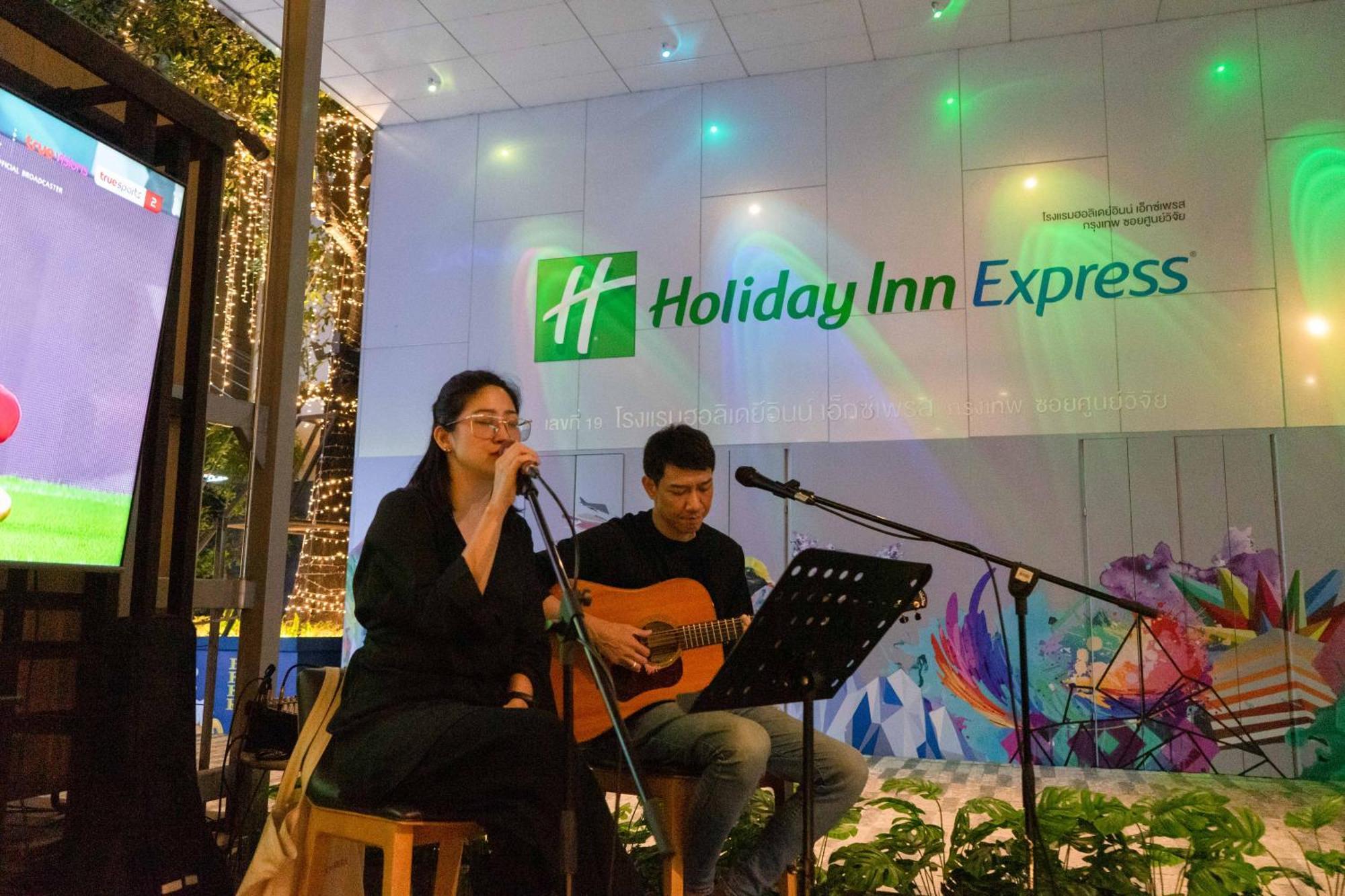 Holiday Inn Express Bangkok Soi Soonvijai By Ihg Exterior foto