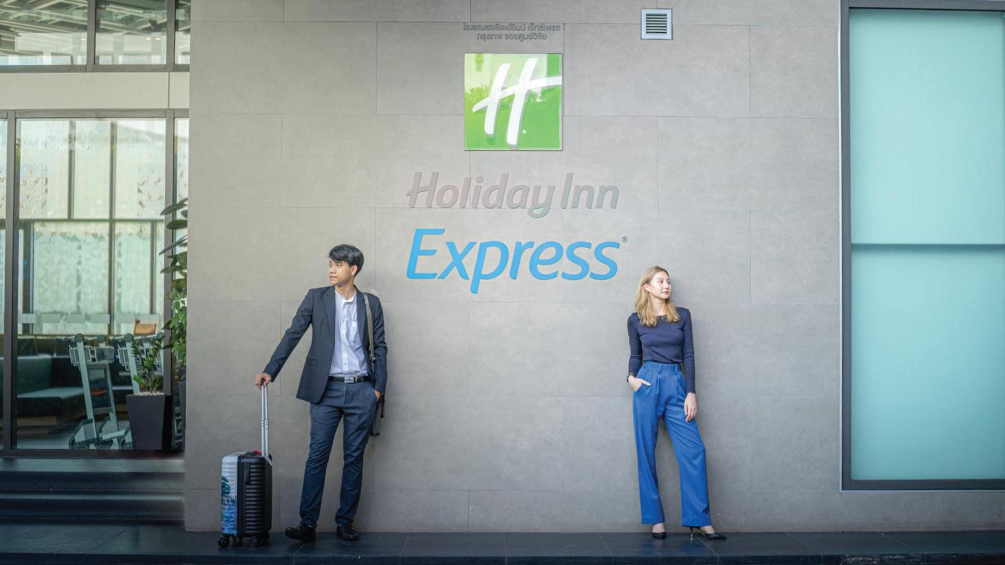 Holiday Inn Express Bangkok Soi Soonvijai By Ihg Exterior foto